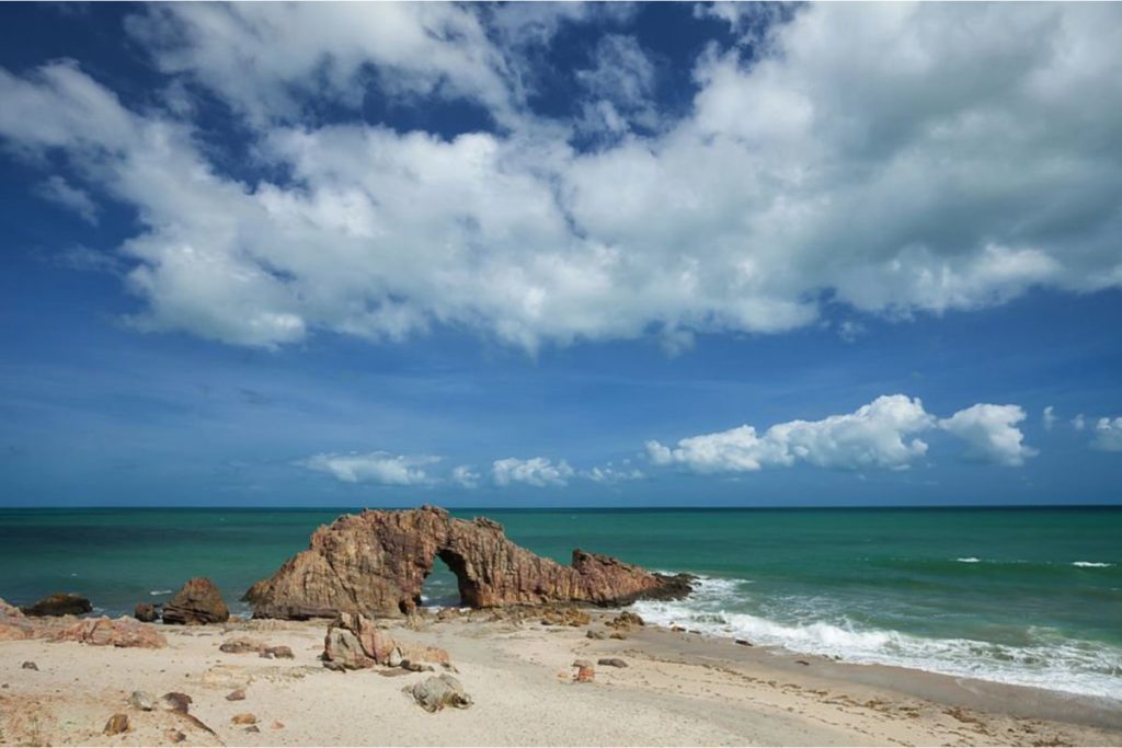 Pedra Furada na Praia da Malhada em Jericoacoara.